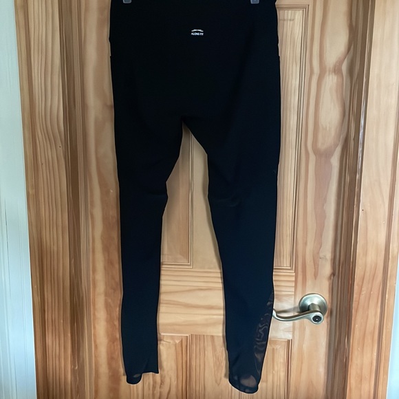 Women's Yoga Leggings with Side Pockets & Tummy Control- Medium - Picture 7 of 7